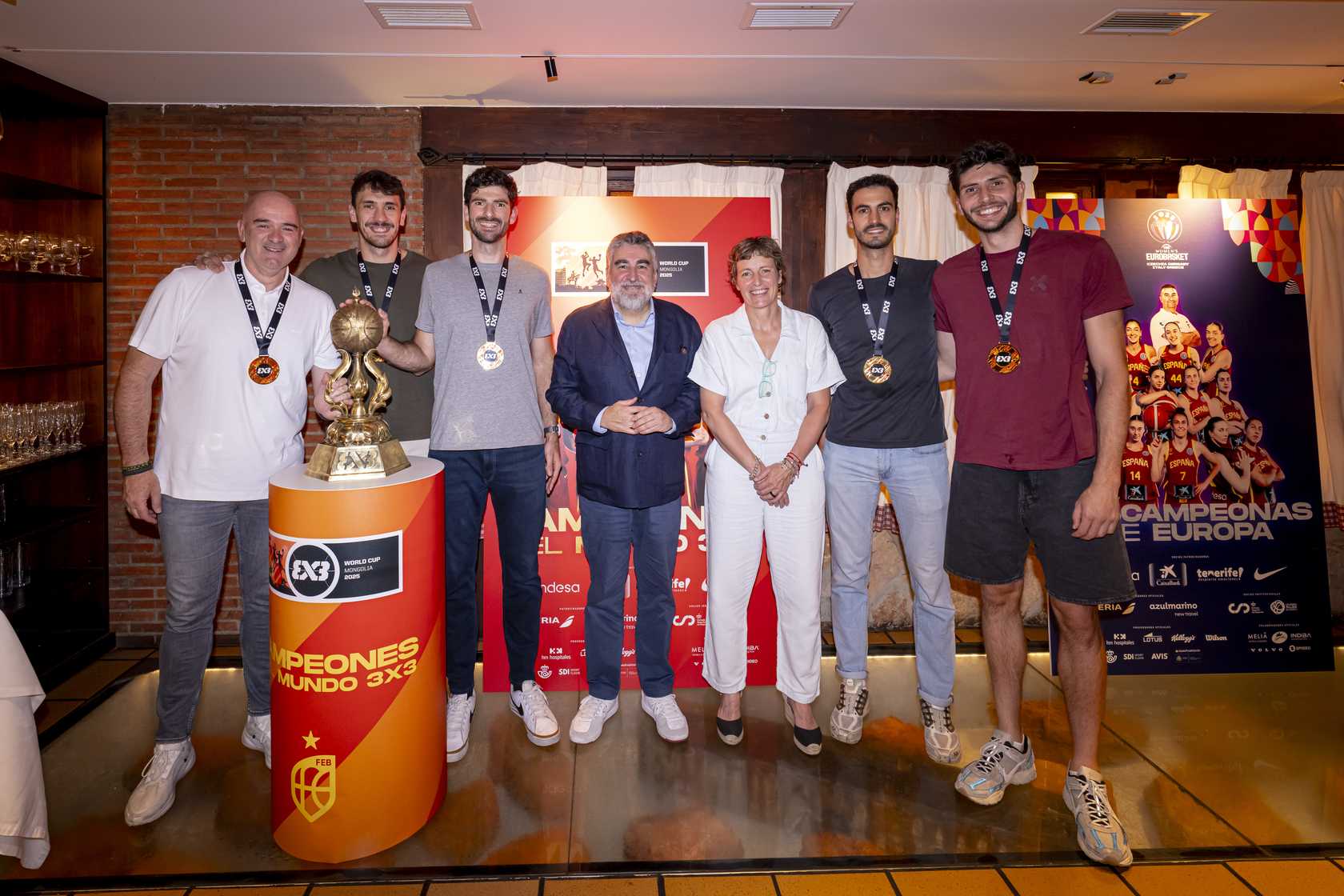 La presidenta de la FEB con los chicos de Oro del 3x3.