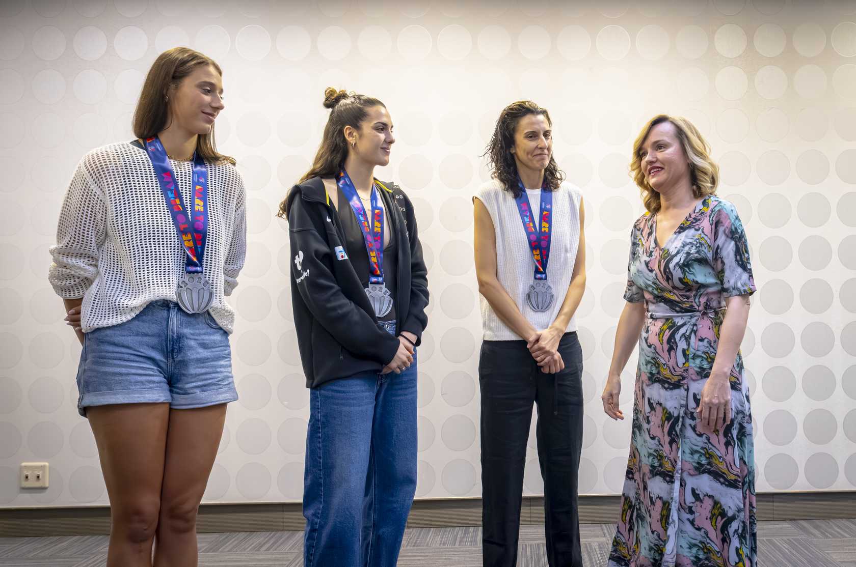 La Ministra de Deportes, Pilar Alegría, con jugadoras del equipo.