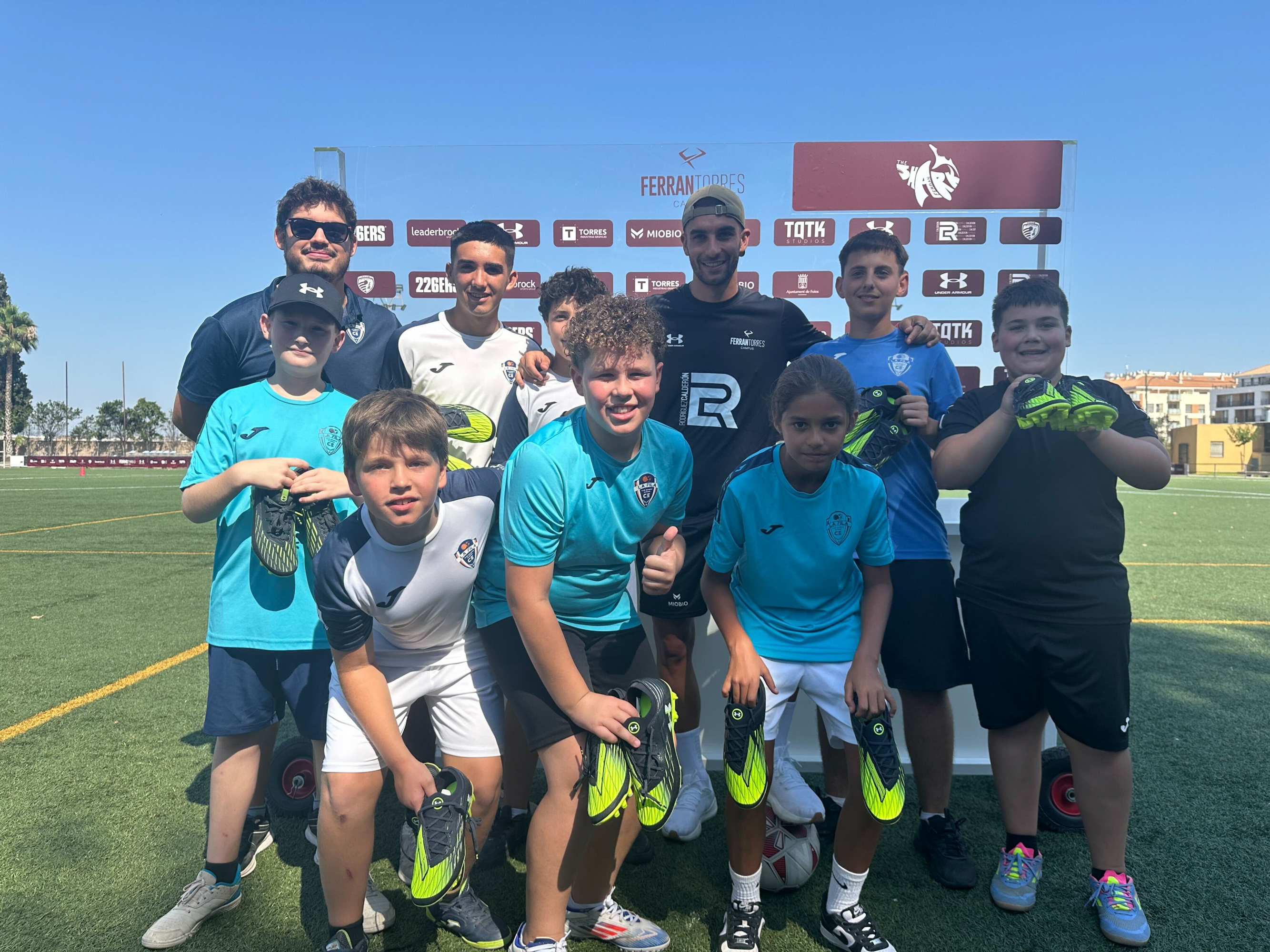 Ferran Torres disfrutando de su campus junto a los niños