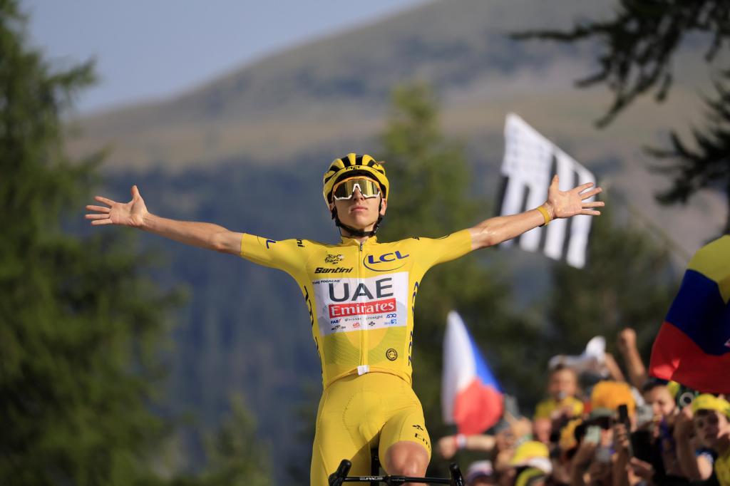 The Slovenian cyclist Tadej Pogacar, of the UAE Team Emirates, celebrates his victory in the 20th stage of the Tour de France 2024. Efe/Guillaume Horcajuelo