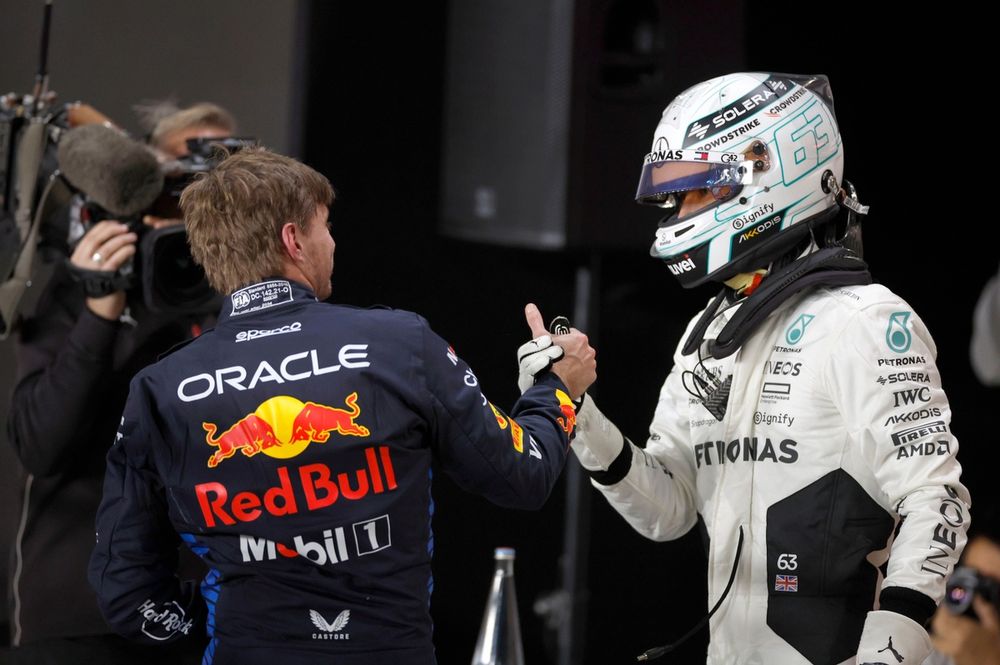 Russell y Verstappen en un GP de 2024.
