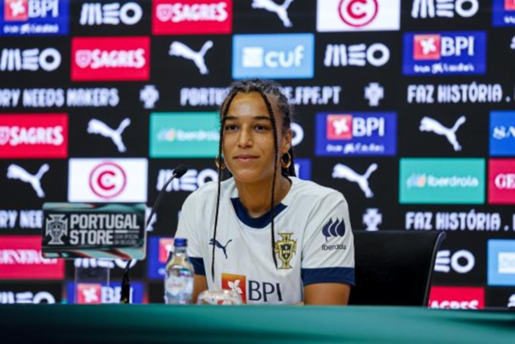 Andreia Norton at a press conference