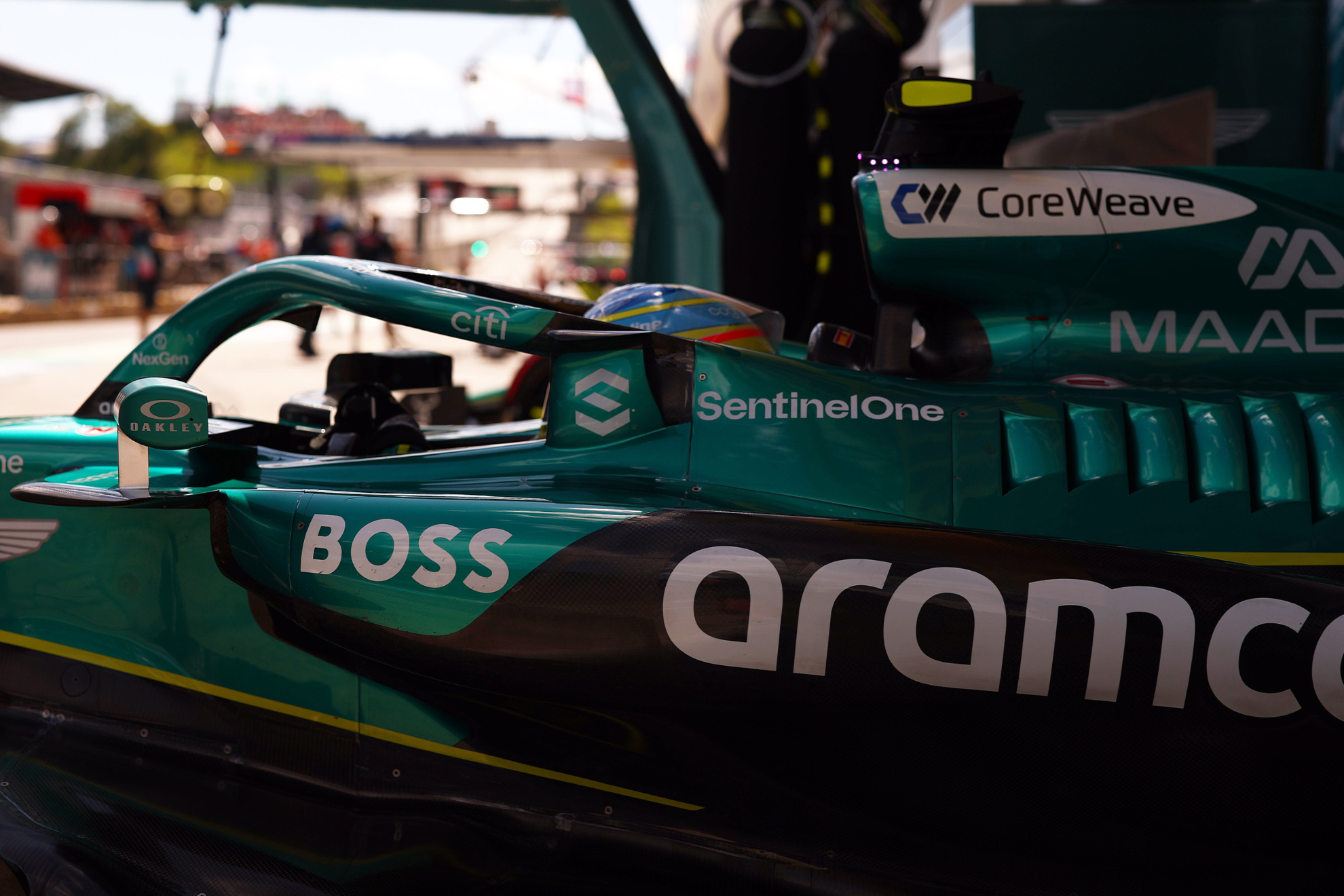 El AMR25 de Alonso sale del box en Austria.