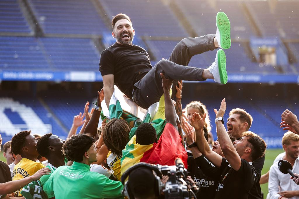 Eder Sarabia and his players celebrating the ascent