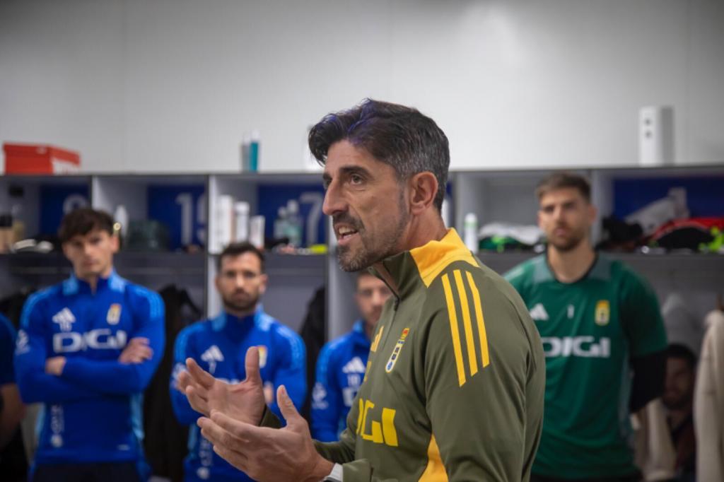 Paunovic dando instrucciones en el vestuario