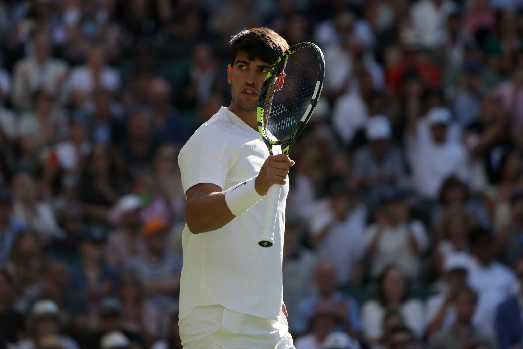Carlos Alcaraz celebra su triunfo en segunda ronda de Wimbledon.