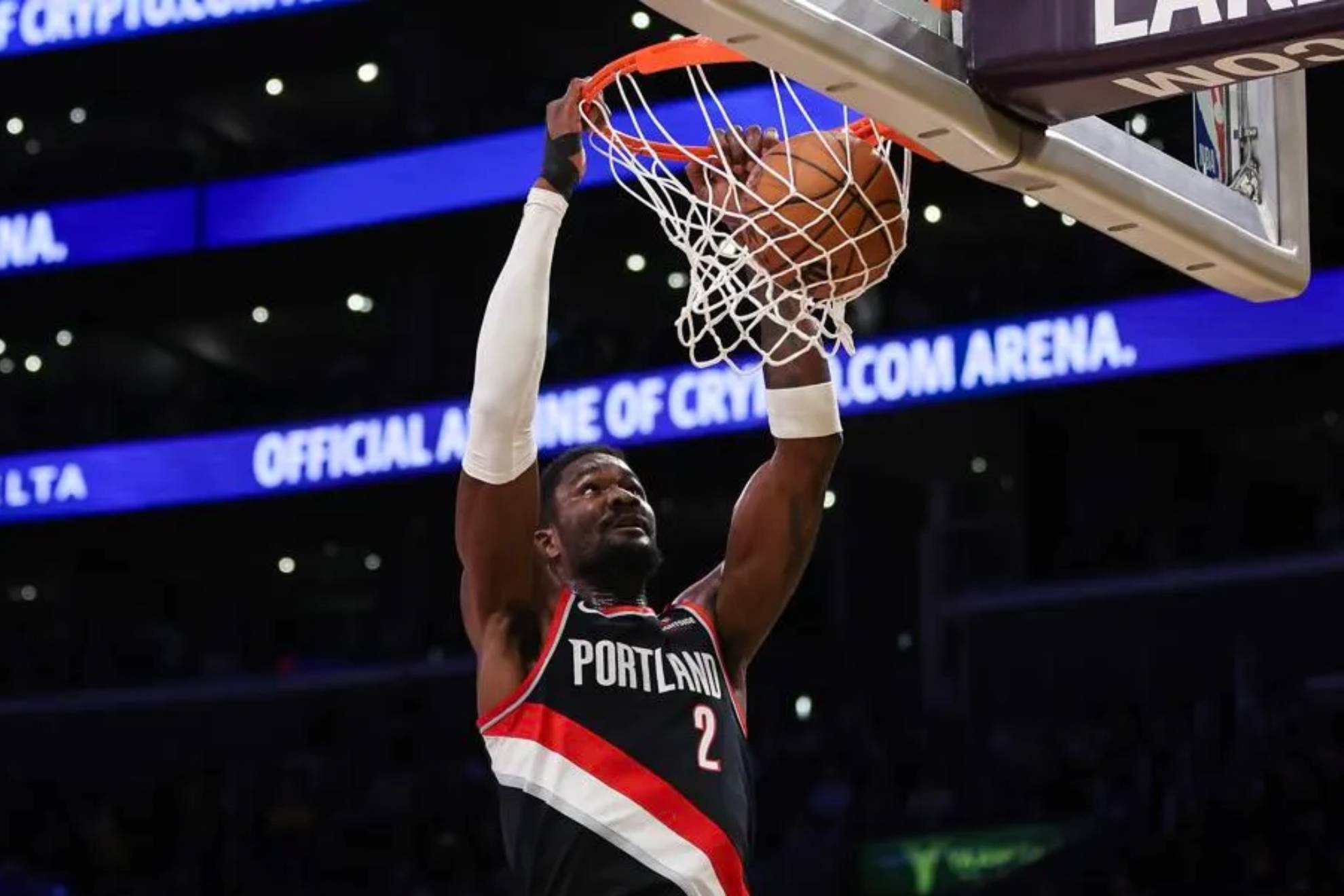 Deandre Ayton makes a mate in a Blazers match.