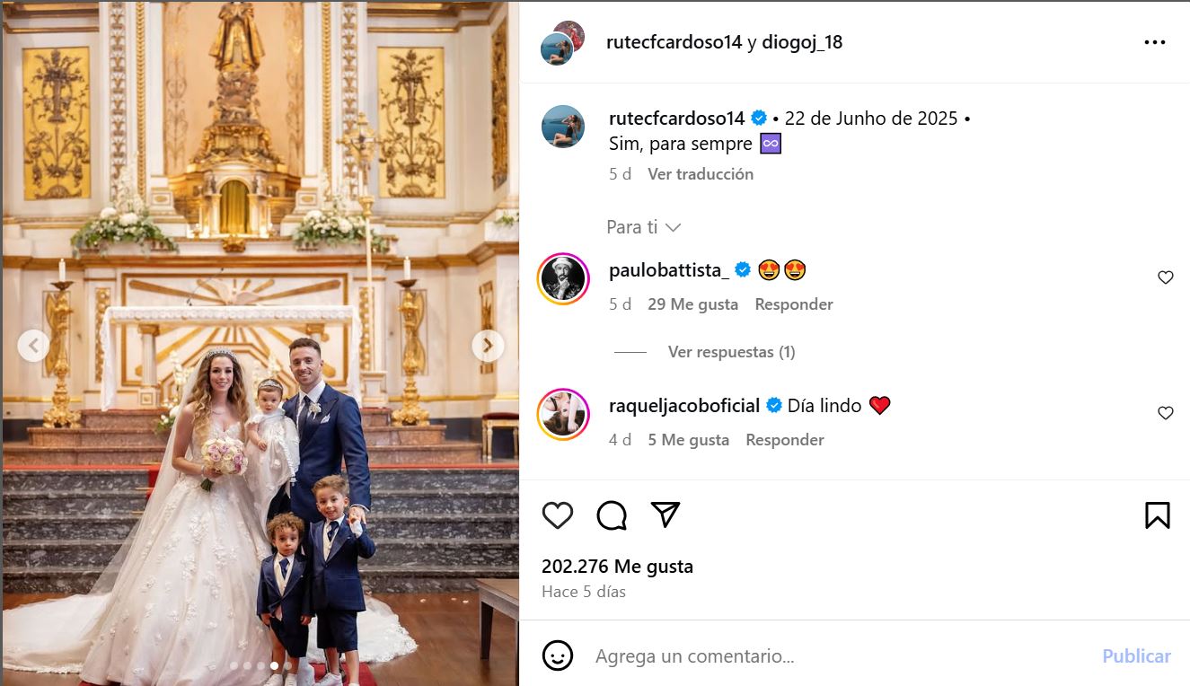 diogo jota și rute cardoso pozează cu cei trei copii ai lor.