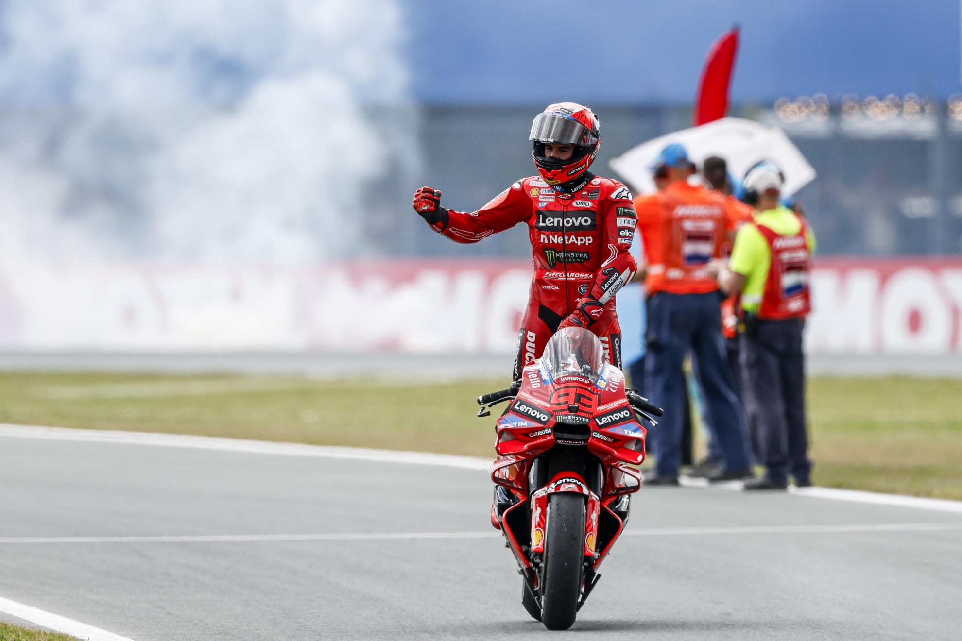 Marc Márquez celebra la victoria en el Autódromo Internacional de Assen.