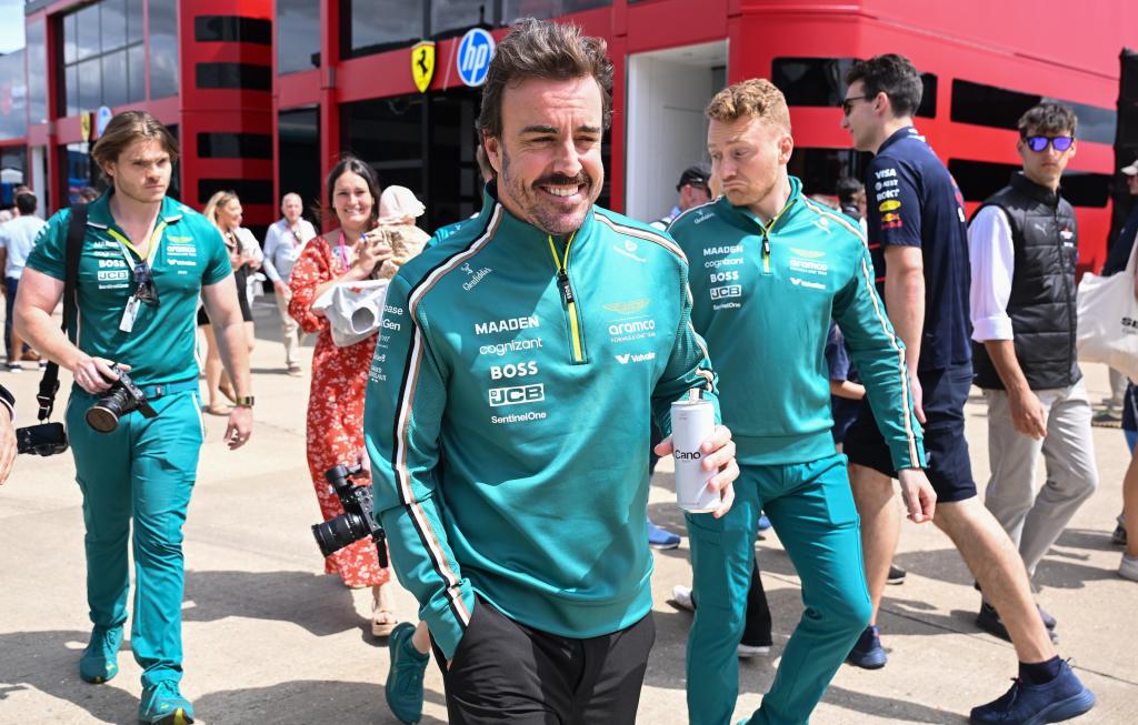 Alonso entra al circuito.