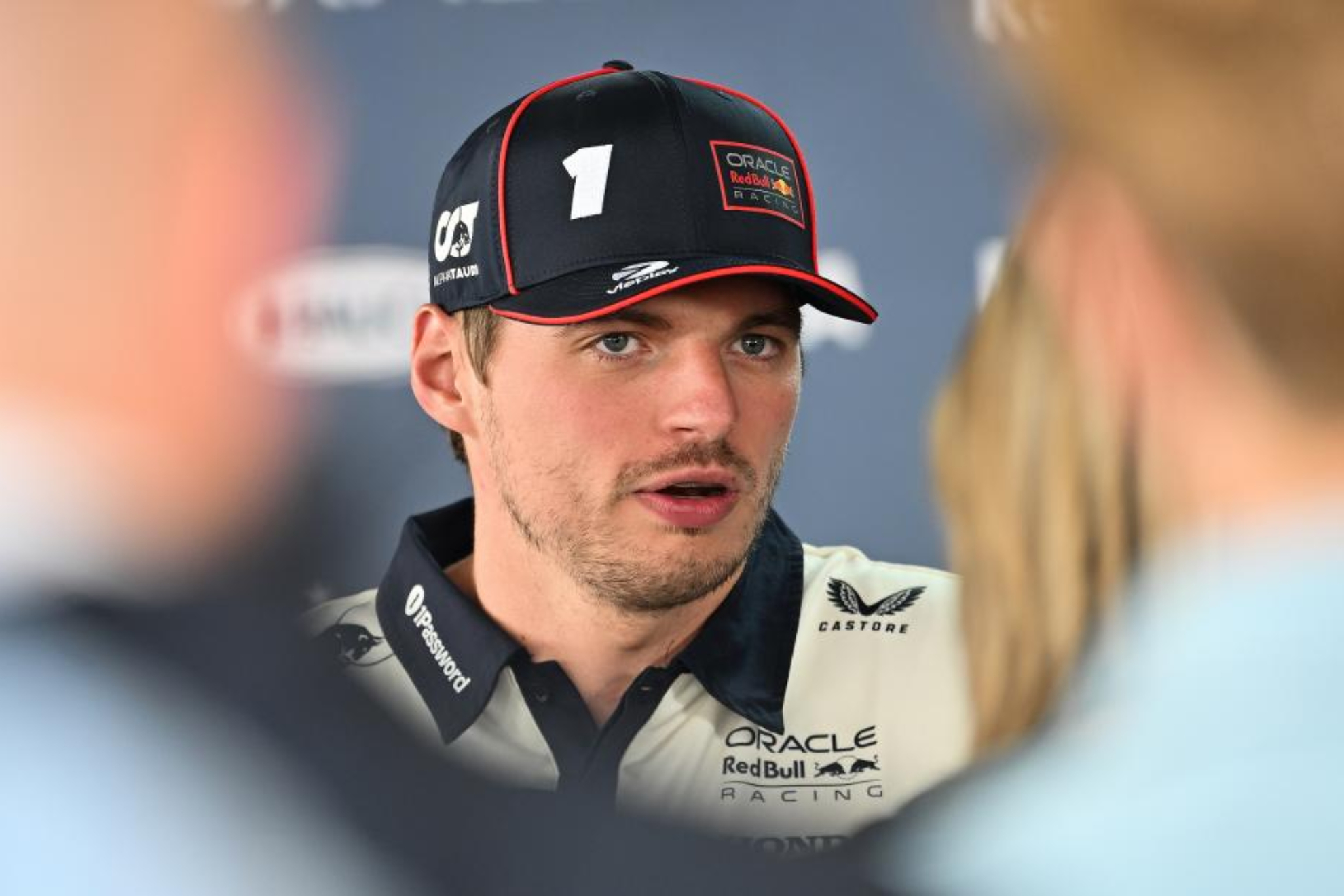 Verstappen charla con la prensa.