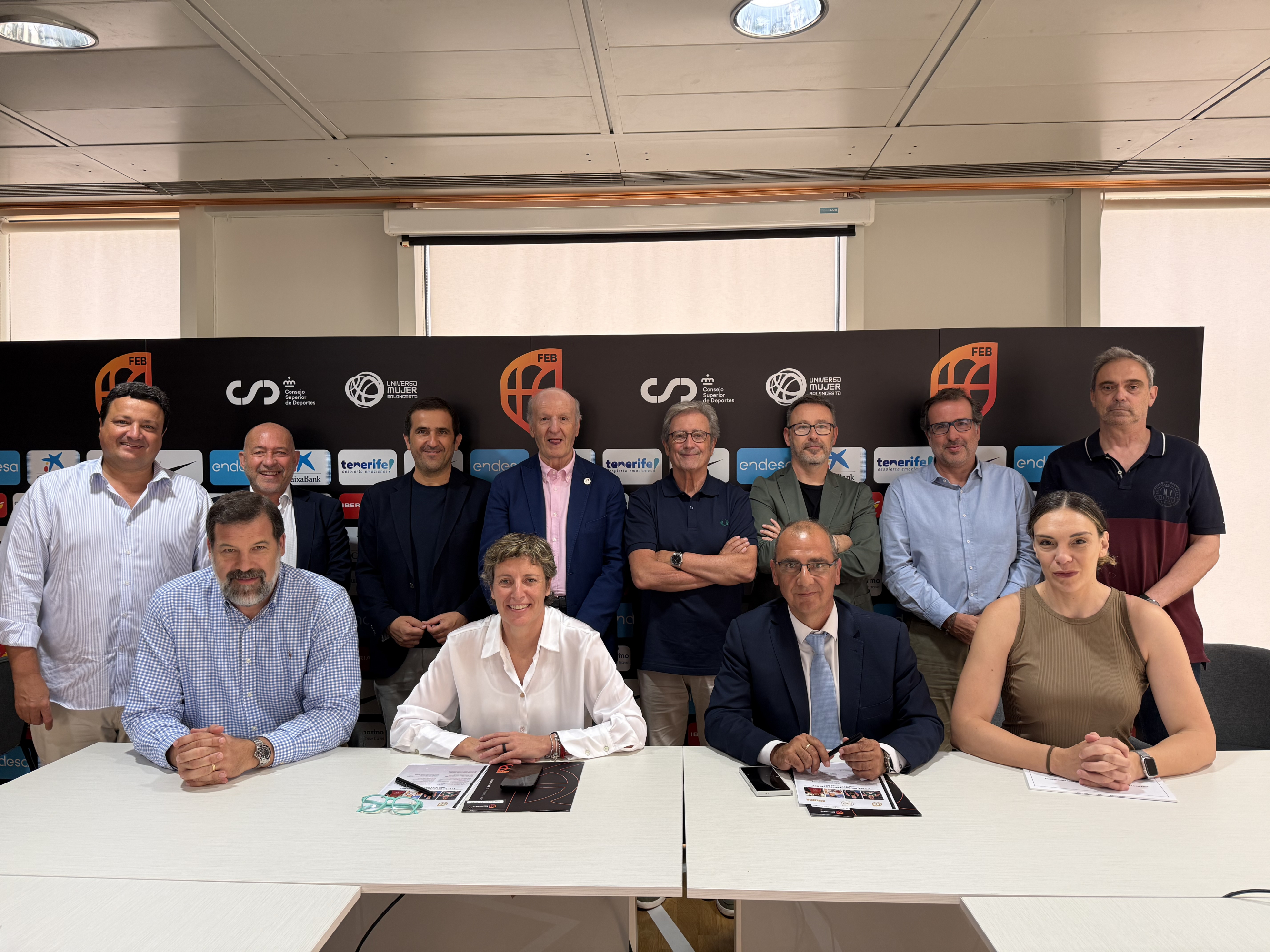 The jury of the awards at the best of the year: sitting, from left to right: Alfonso Reyes, Elisa Aguilar, Juan Ignacio Gallardo and Lucila Pascua. Standing, from left to right: Óscar Graefenhain, Luis Manuel Sancha, Juan Luis Soto, Santos Moraga, Luis María Gavaldà, Jesús Sánchez, José Asensio and Jorge Quiroga.