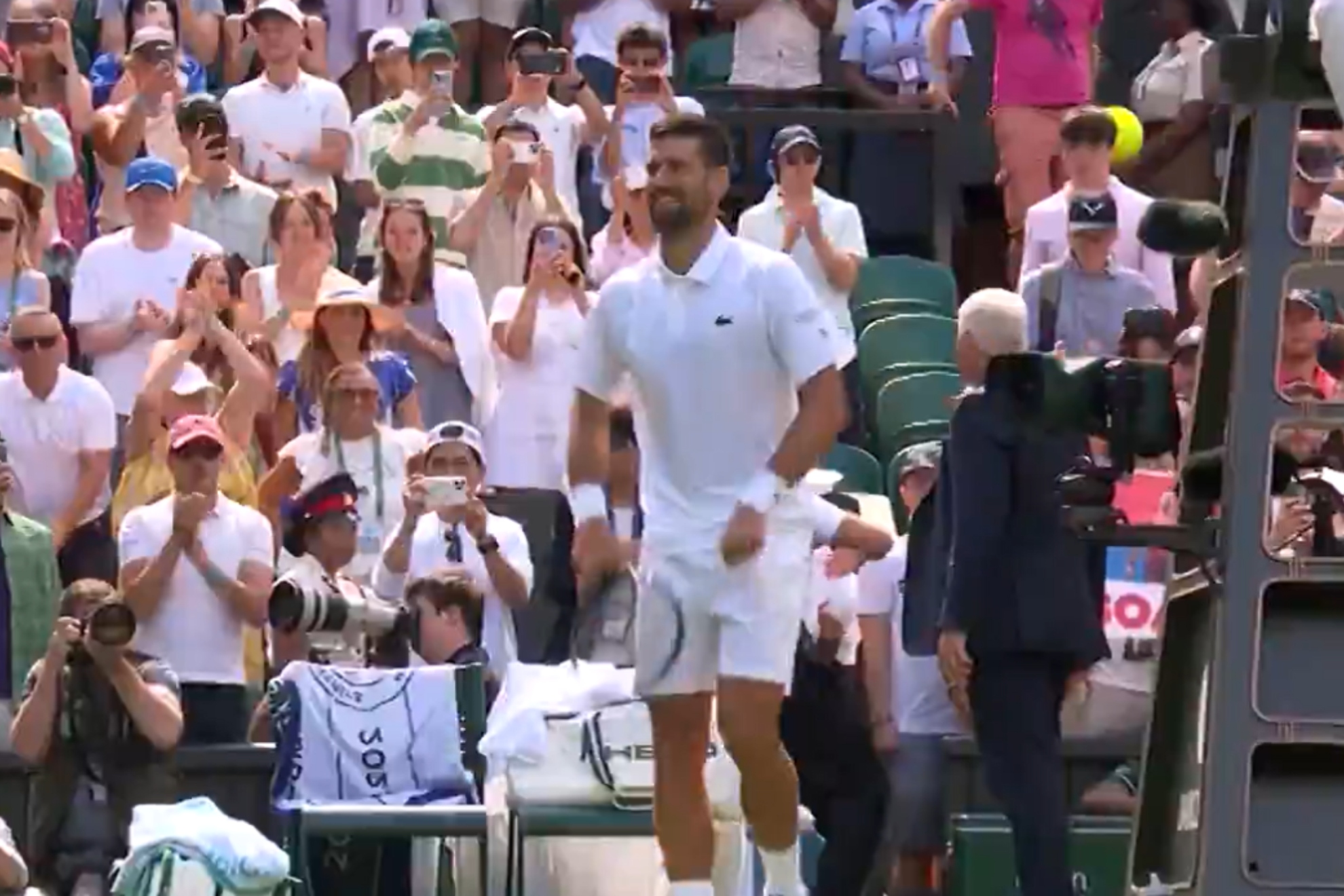 El gesto de Djokovic tras ganar a Evans.