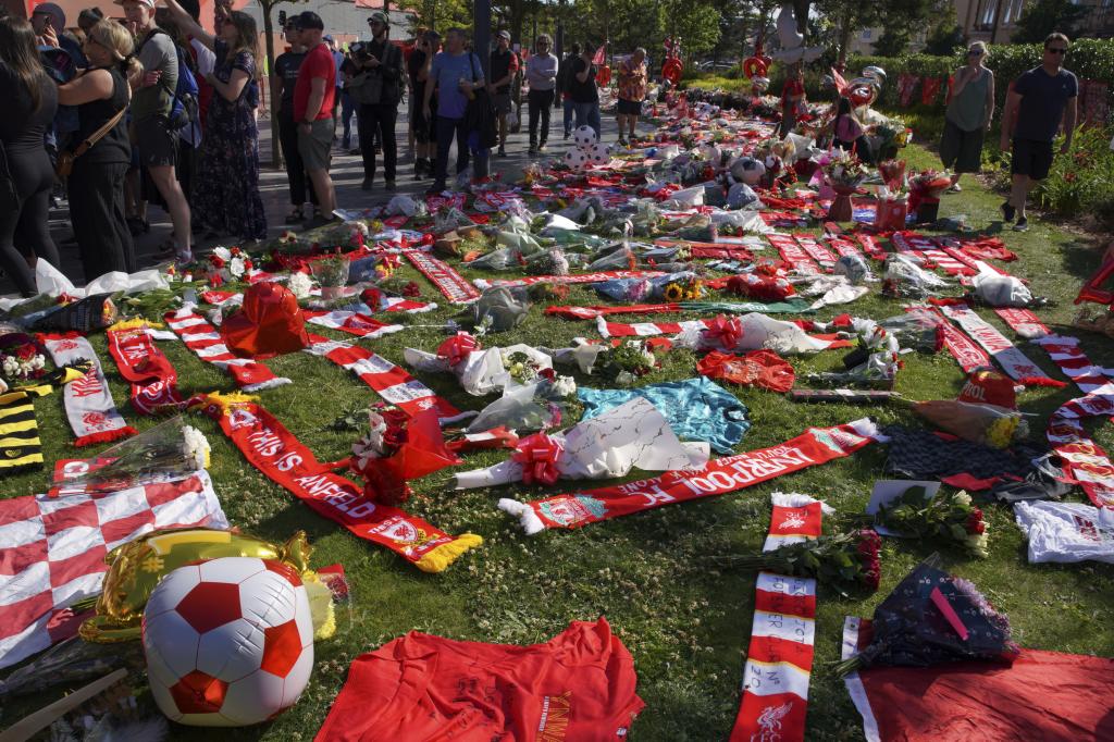Improvised tribute to Diogo Jota in Liverpool.