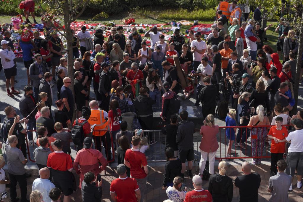Liverpool fans meet to honor Jota