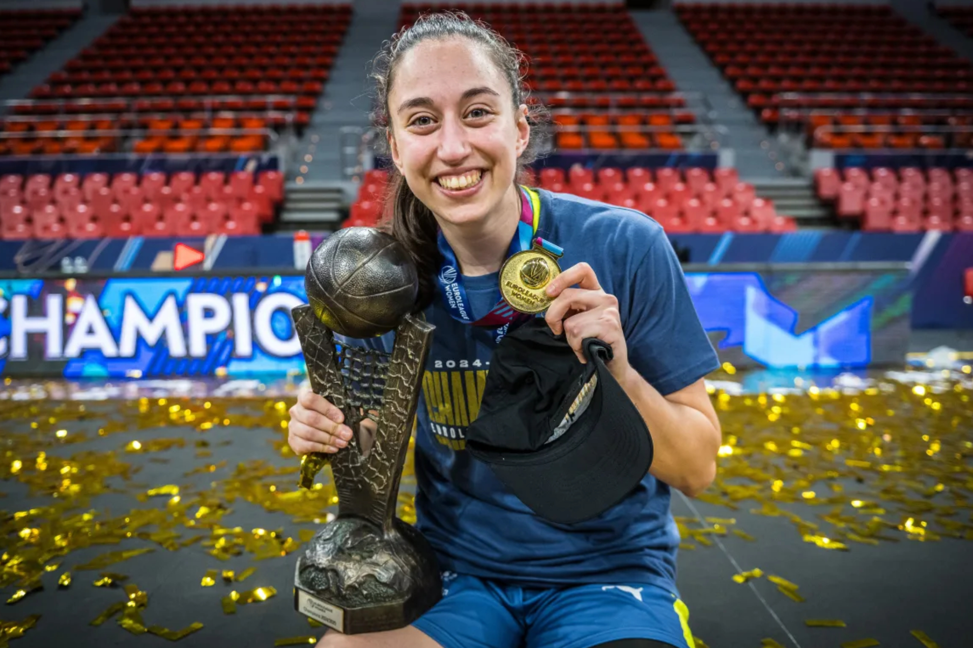 Maite Cazorla with the Euroleague trophy.
