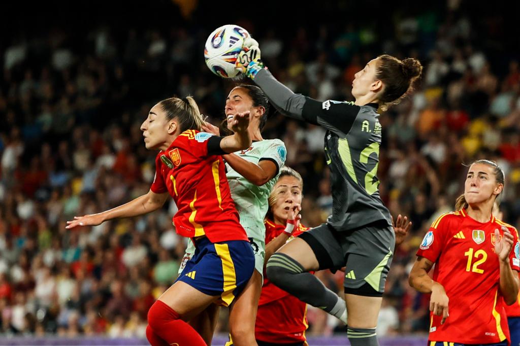 Adriana Nanclares holds a stop for Portugal.