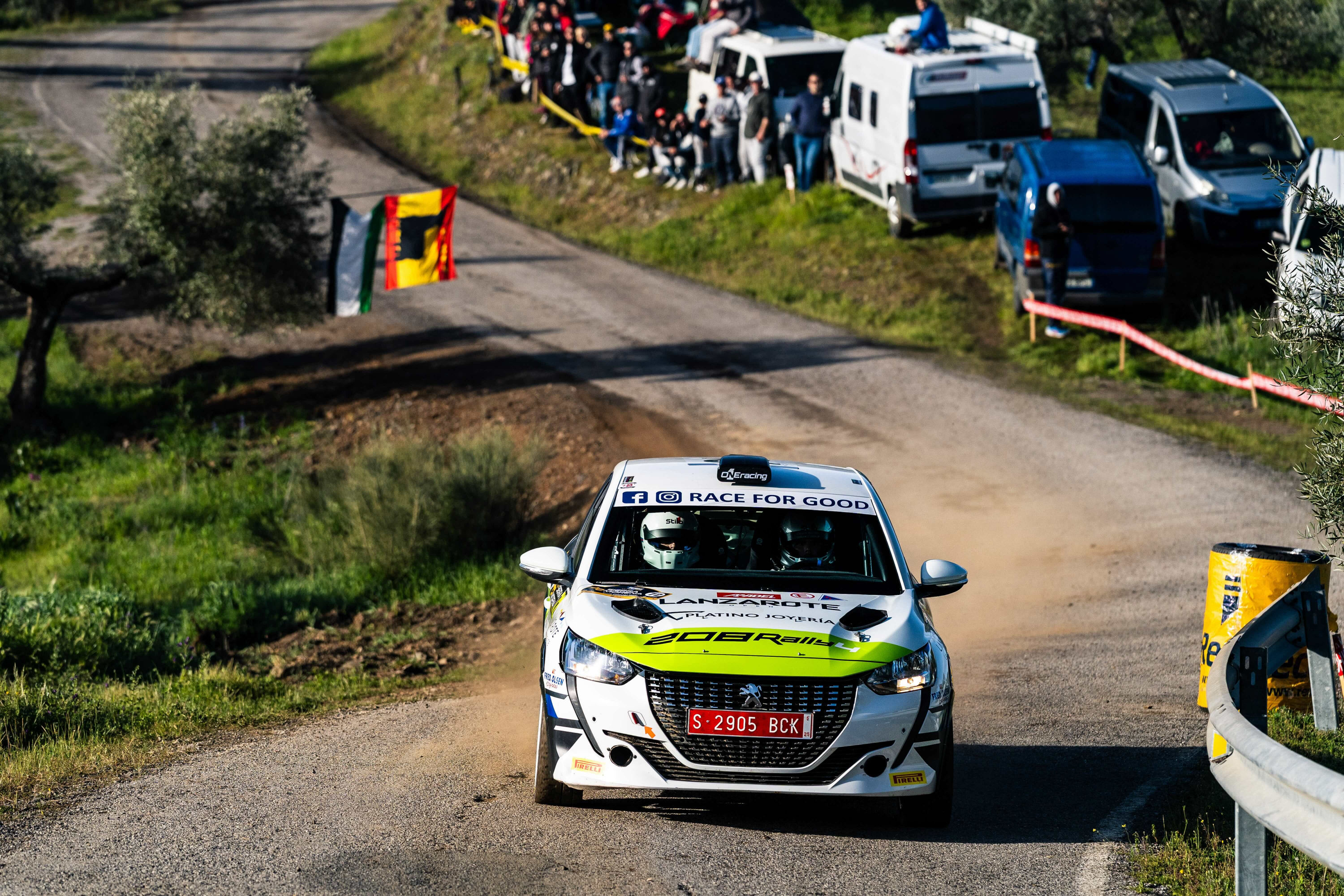 Javier Cañada leads the Peugeot challenge.