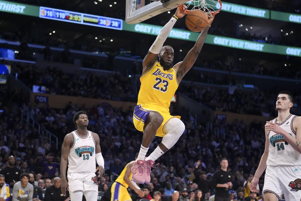 LeBron James hace un mate en un partido ante los Grizzlies.