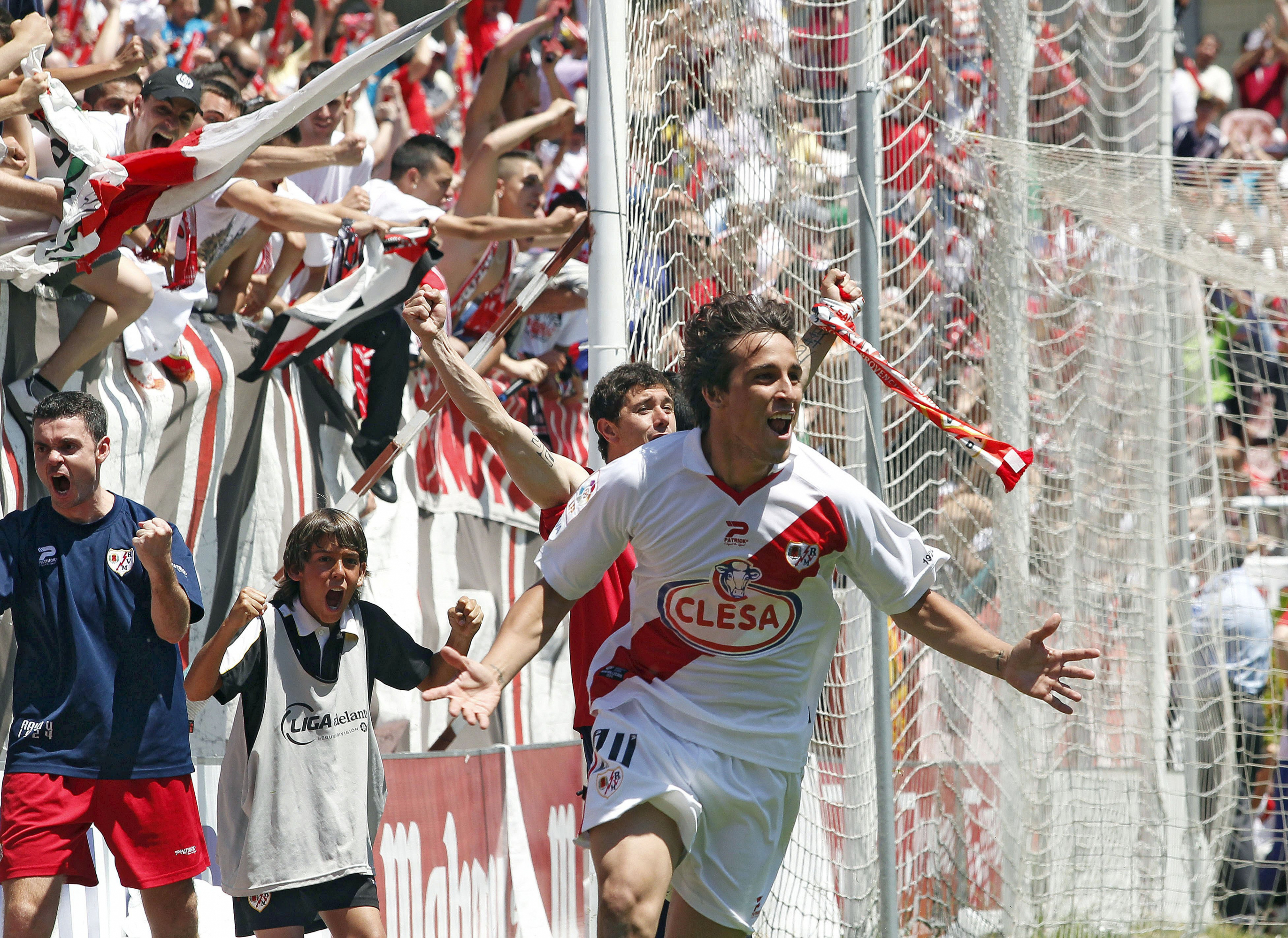 League match played at Teresa Rivero between Rayo and Xerez. Óscar Trejo celebrates a goal with Rayo Vallecano this season.
