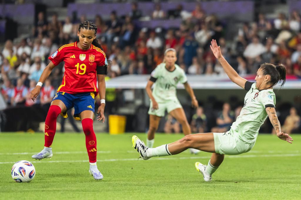Vicky López Pisa the ball in the presence of the Portuguese Ana Seiça.