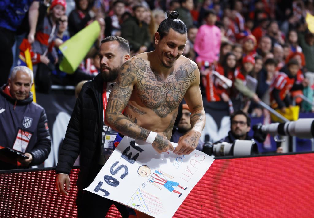Giménez collecting a gift from an amateur.