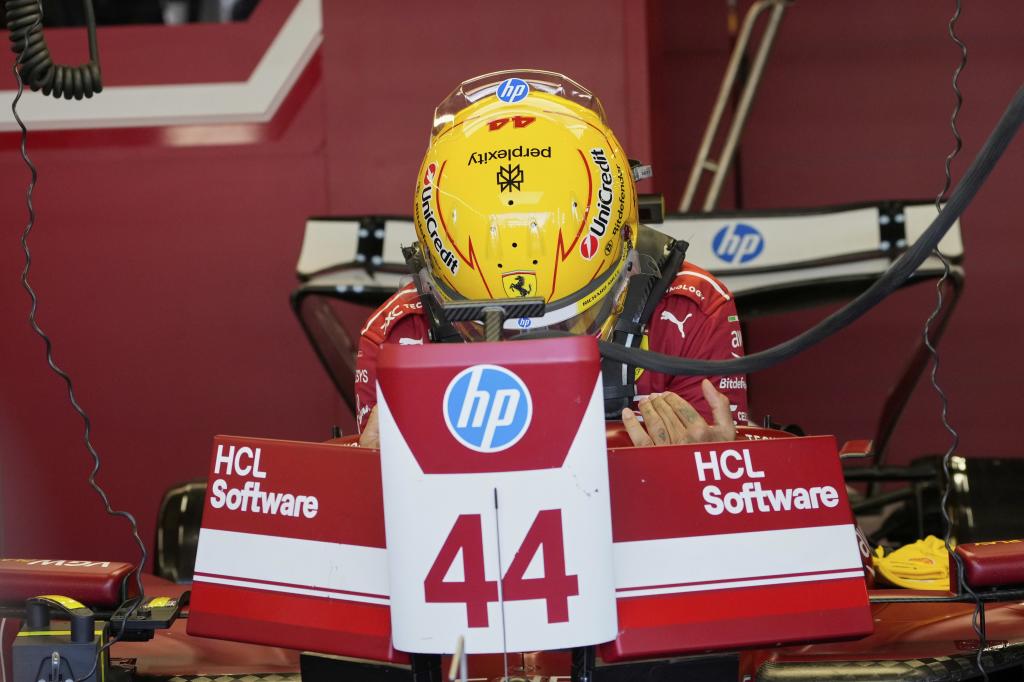 Hamilton entra en su coche.