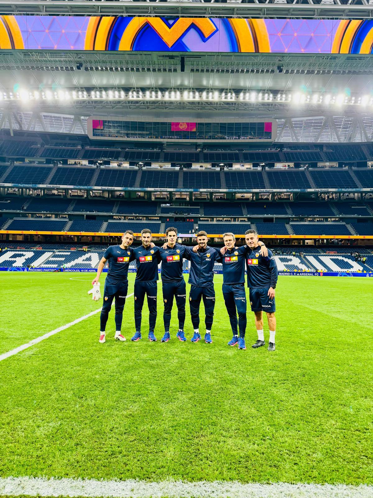 Parte del staff técnico del Valencia que dirige Carlos Corberán - Drury el tercero por la derecha-.