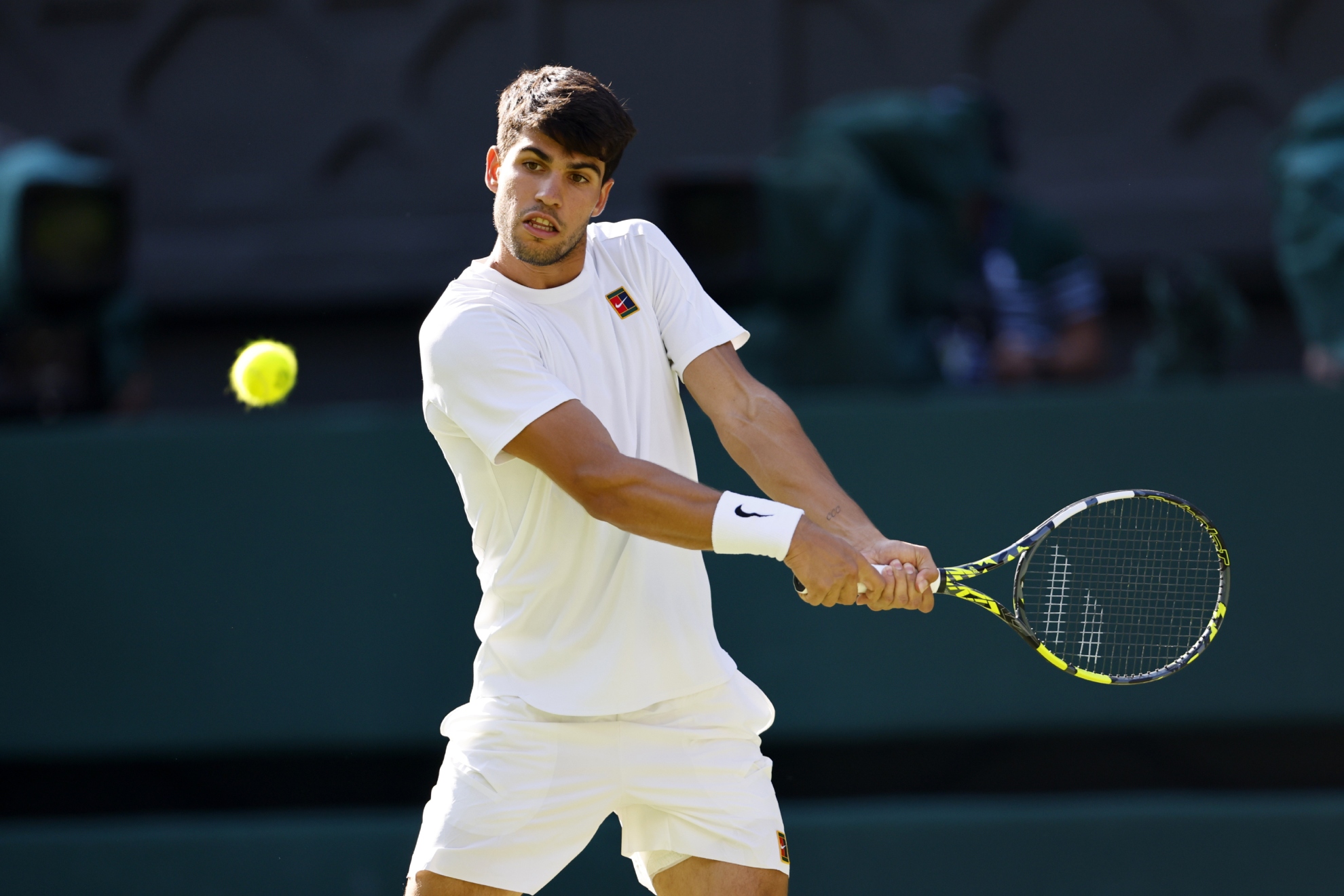 Alcaraz hits the ball against Jan Lennard Struff.
