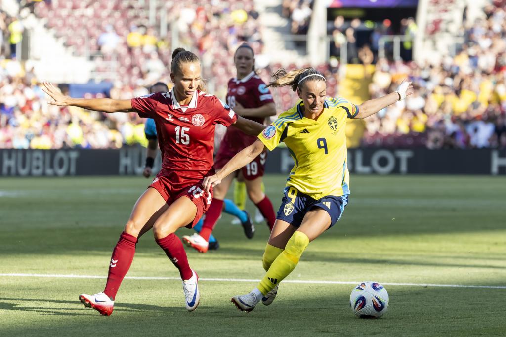 Thogersen and Asllani in Denmark-suecia