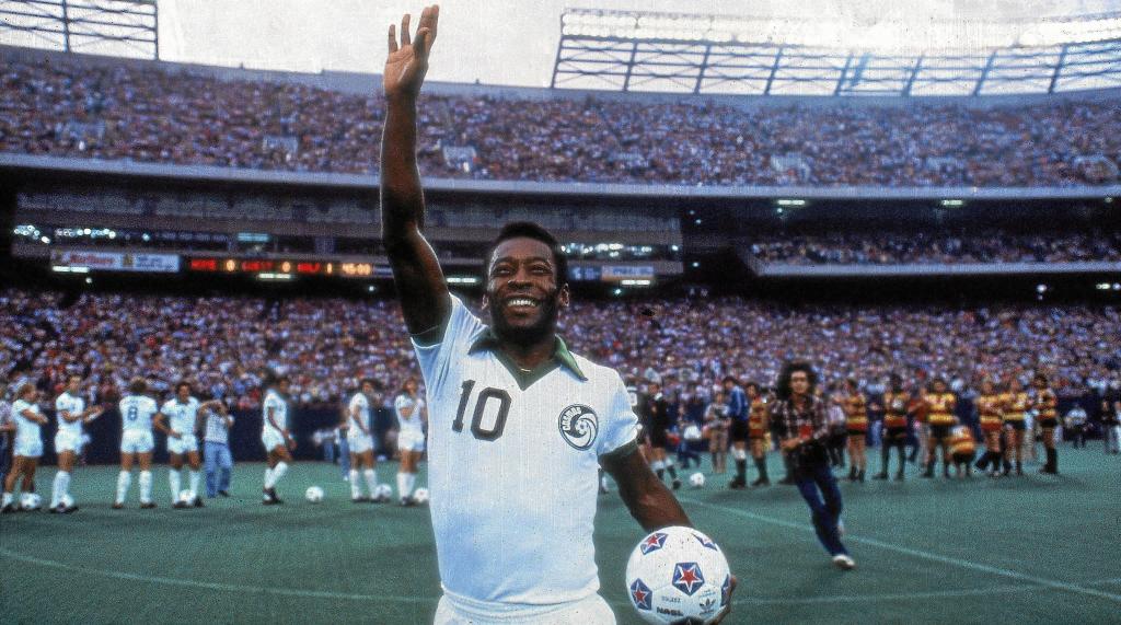 Pelé with the Ner York Cosmos T -shirt