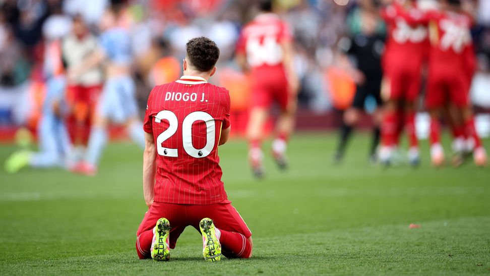 Diogo Jota de rodillas en Anfield.