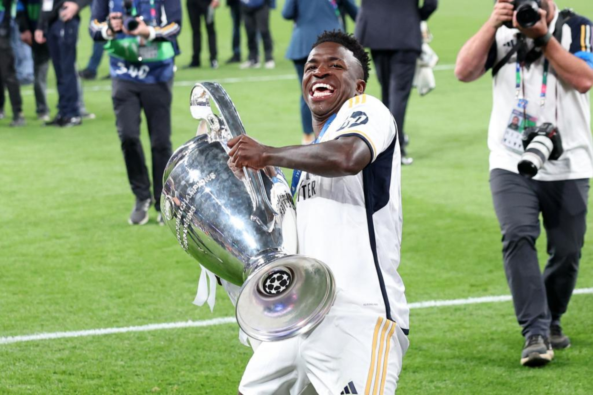 Vinícius celebrates the Champions achieved against Dortmund in the 2023-24 course.