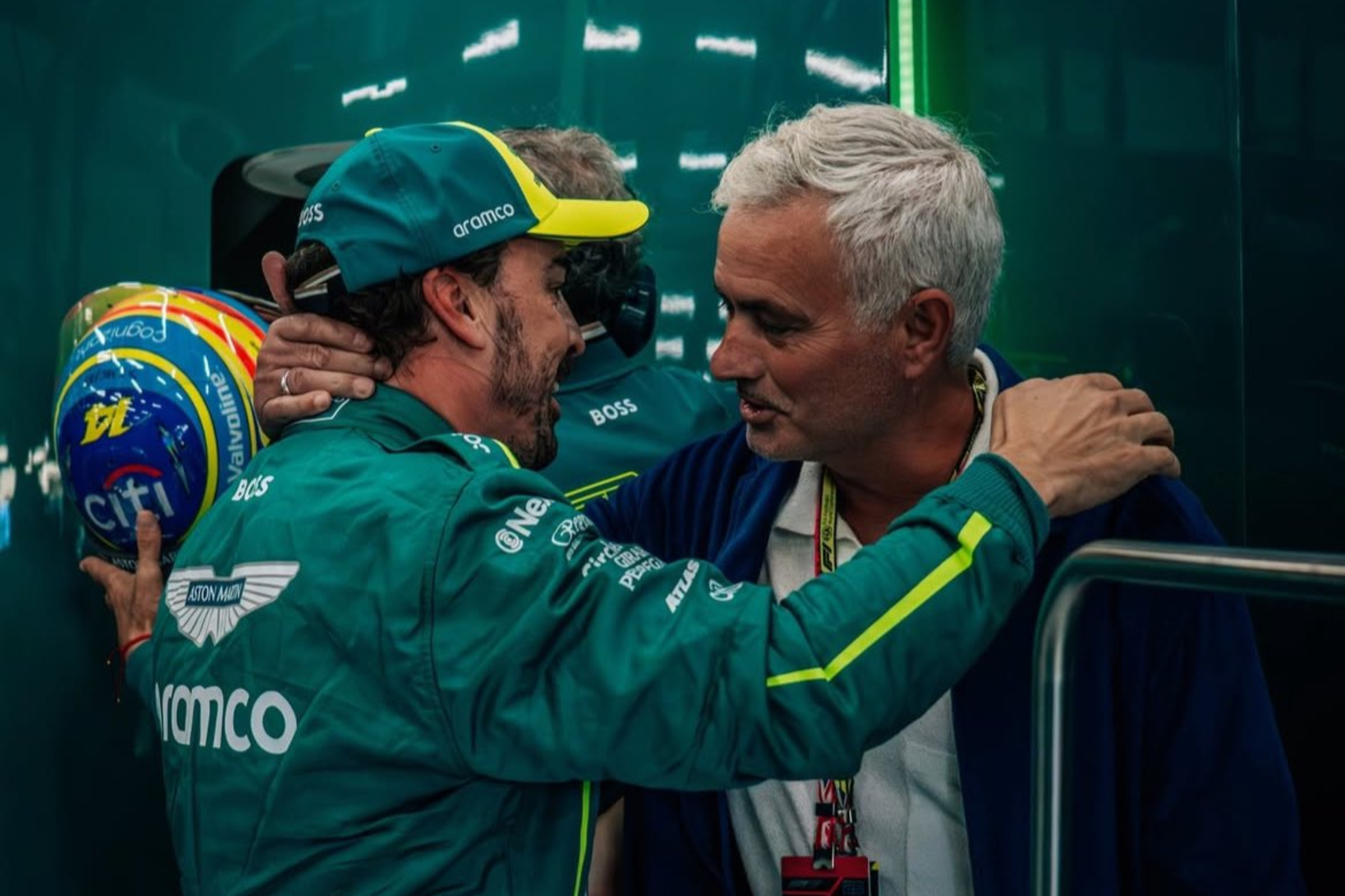 Alonso abraza a José Mourinho.