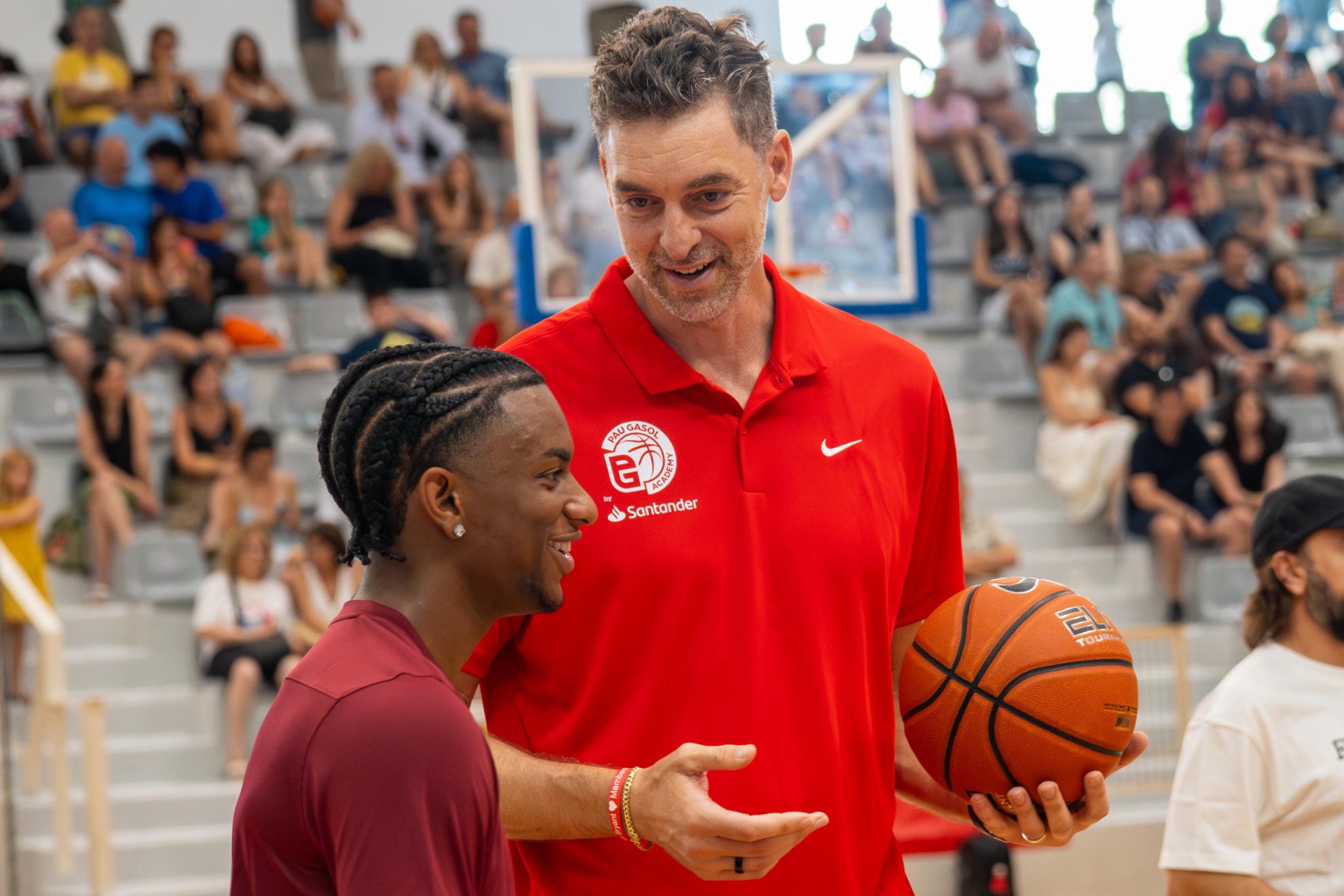 Pau Gas Leno talks with the Barça bucket.