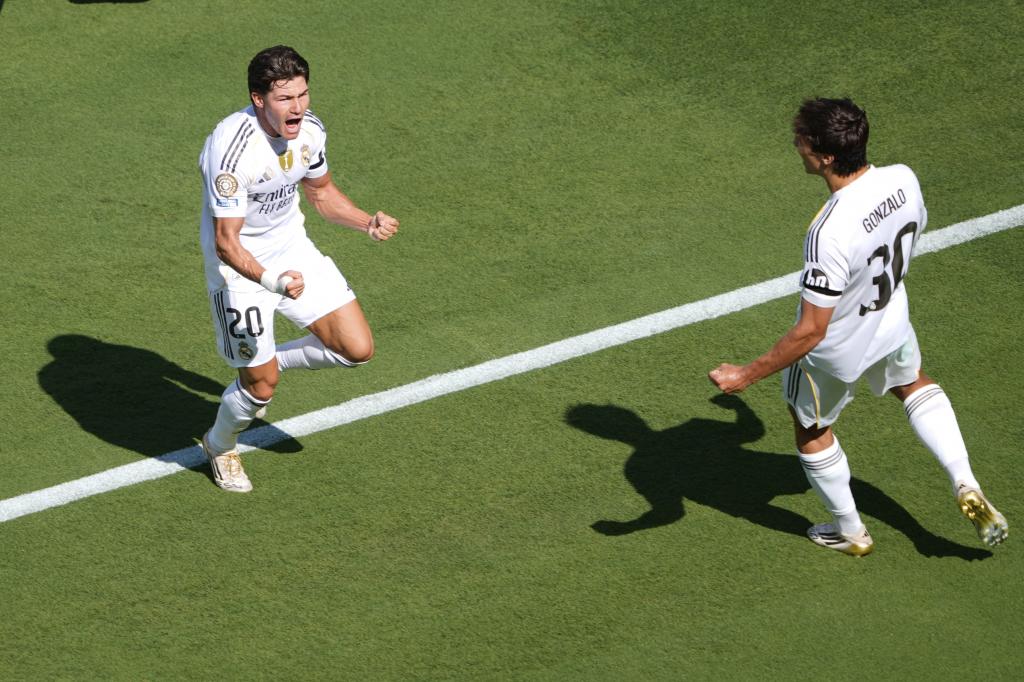 Los García celebran el gol de Fran ante el Dortmund.