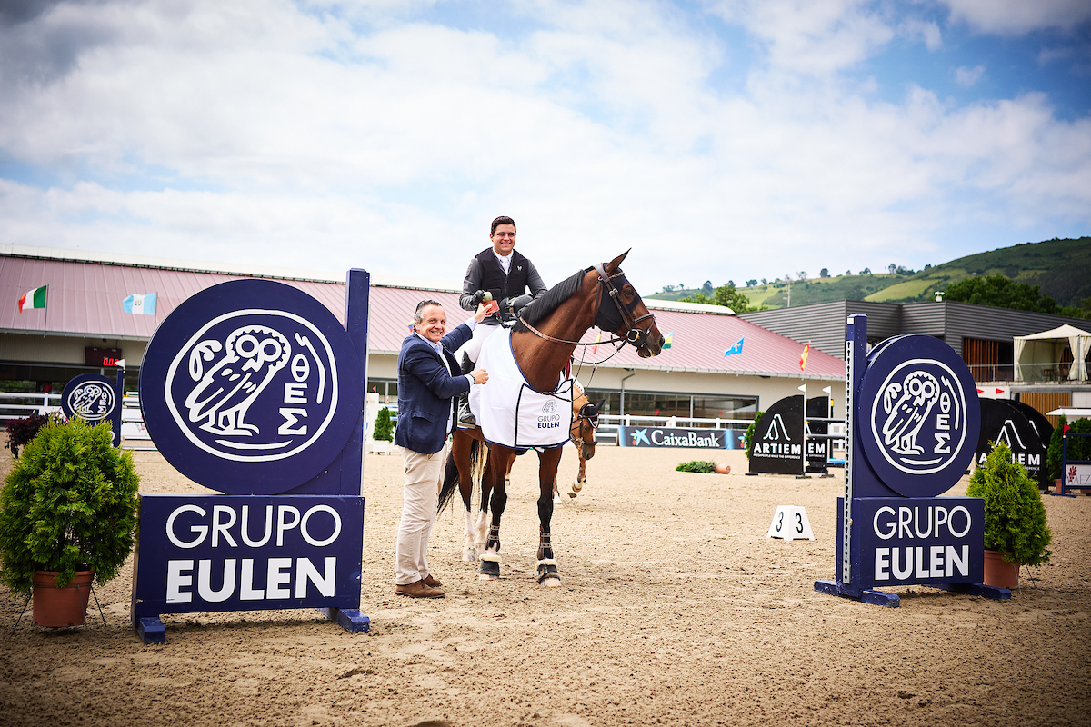 Javier Gutiérrez Rilo receives the trophy of Carlos Tartiere, from the Eulen group.