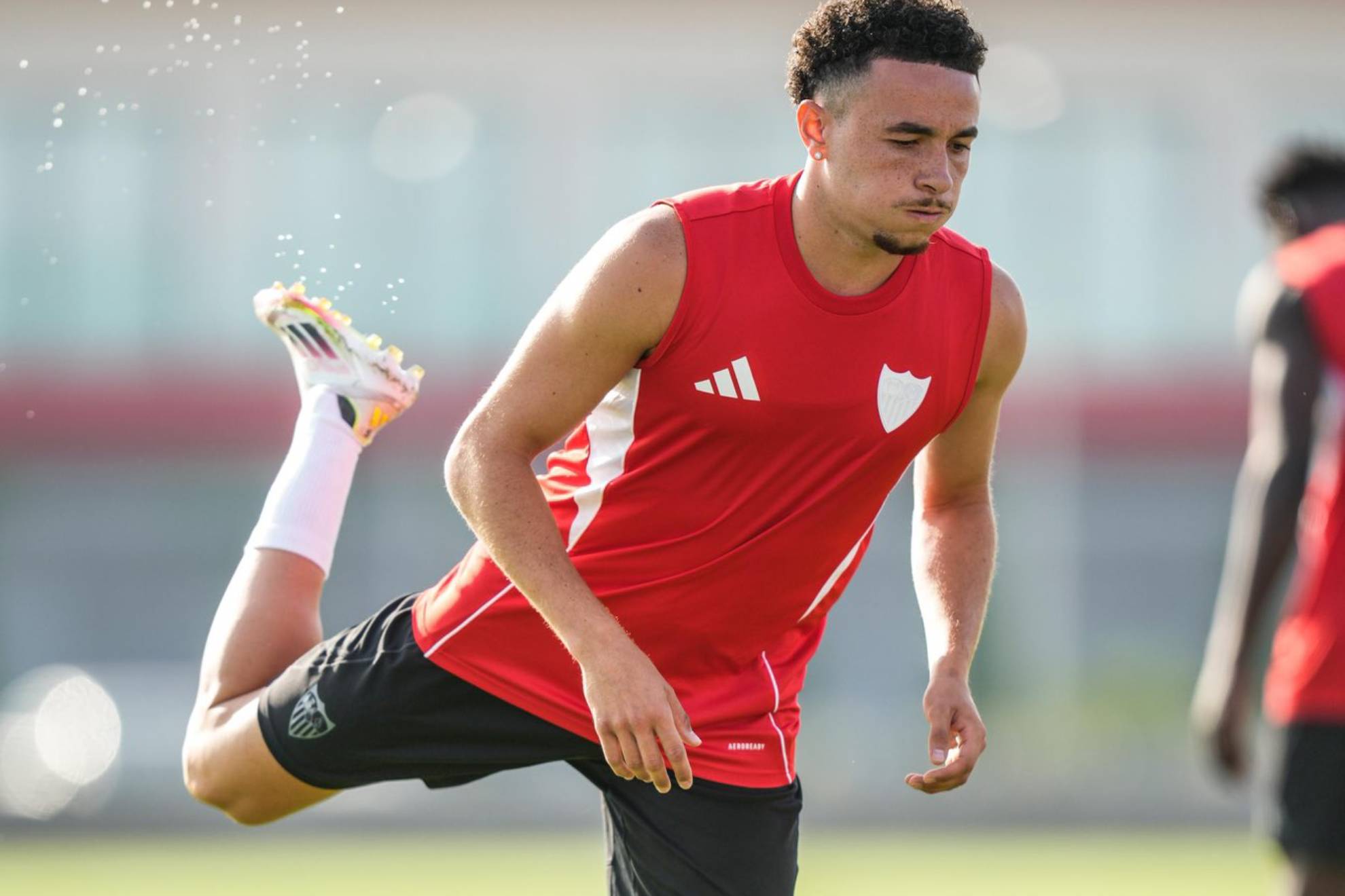 Rubén Vargas exercises on the grass of the Sports City.