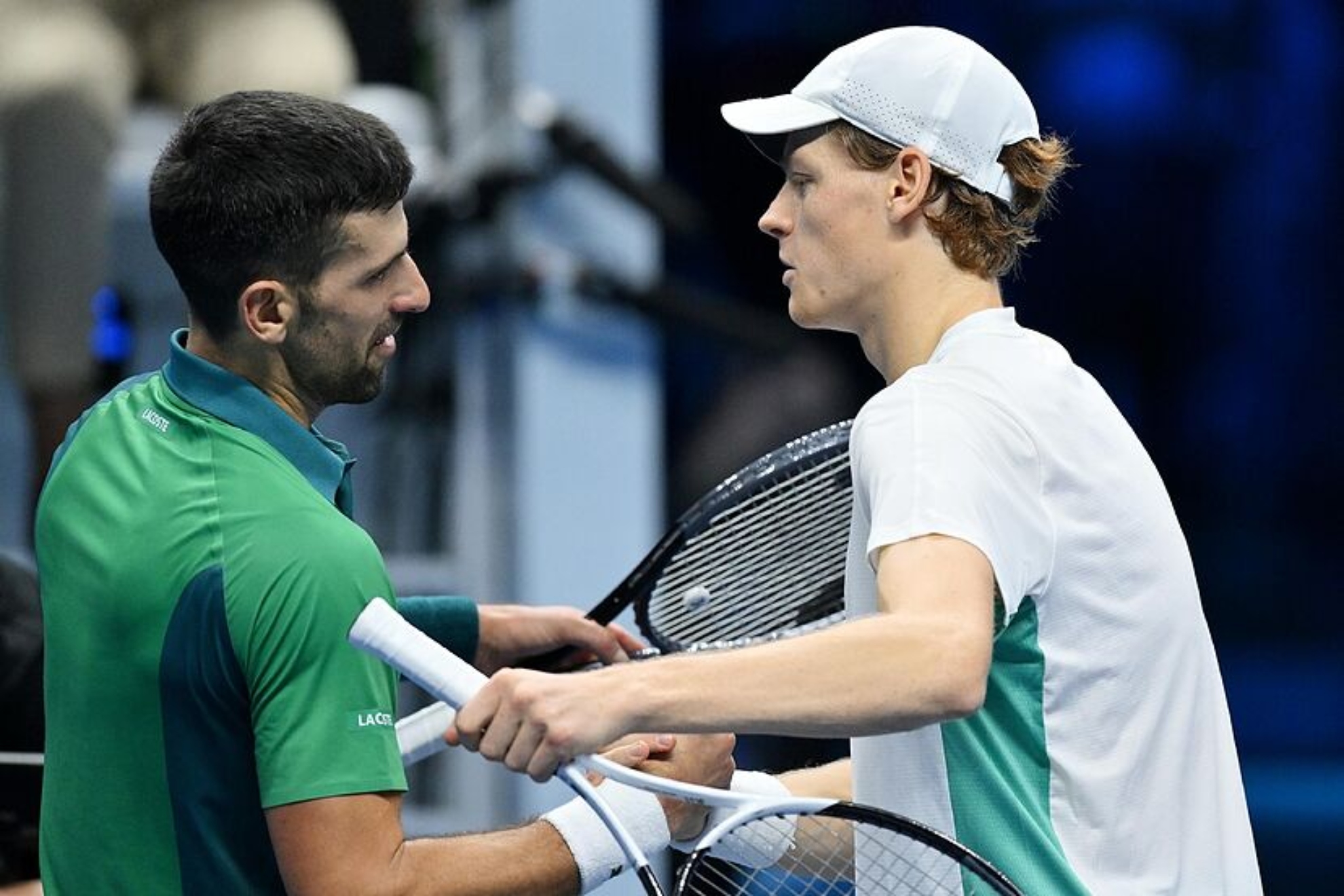 Novak Djokovic y Jannik Sinner, tras un partido.