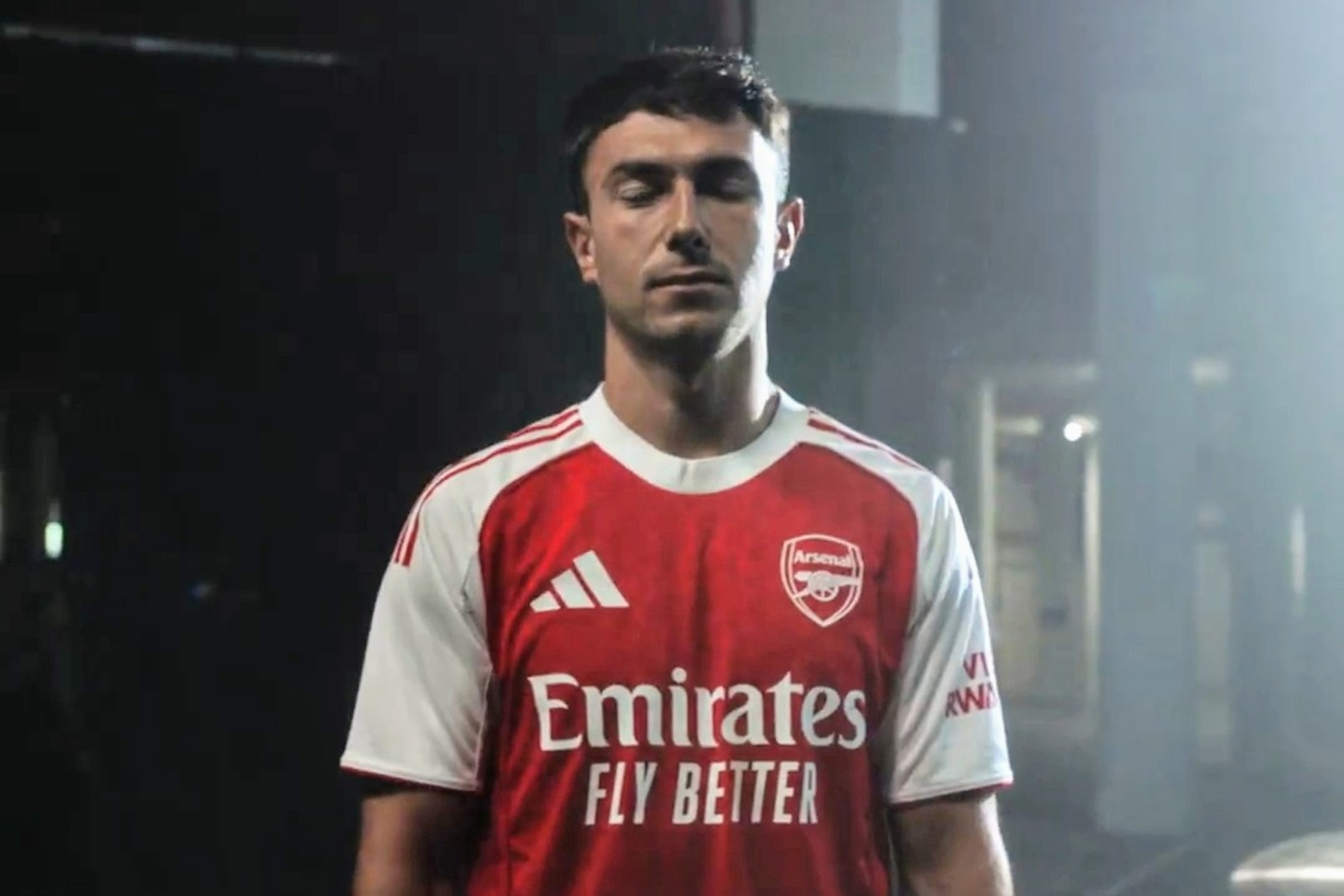Martín Zubimendi posa ya como nuevo futbolista del Arsenal.
