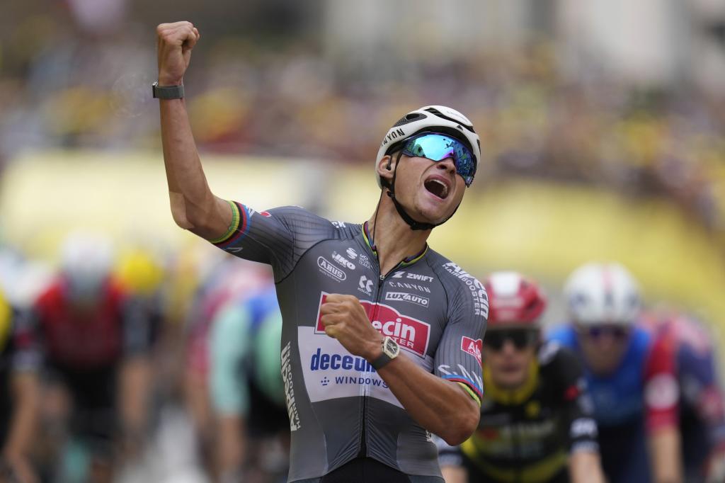 Netherlands' Mathieu van der Poel celebrates as he crosses the finish line to win the second stage of the Tour de France cycling race over 209.1 kilometers (129.9 miles) with start in Lauwin-Planque and finish in Boulogne-sur-Mer, France, Sunday, July 6, 2025. (AP Photo/Mosa'ab Elshamy)