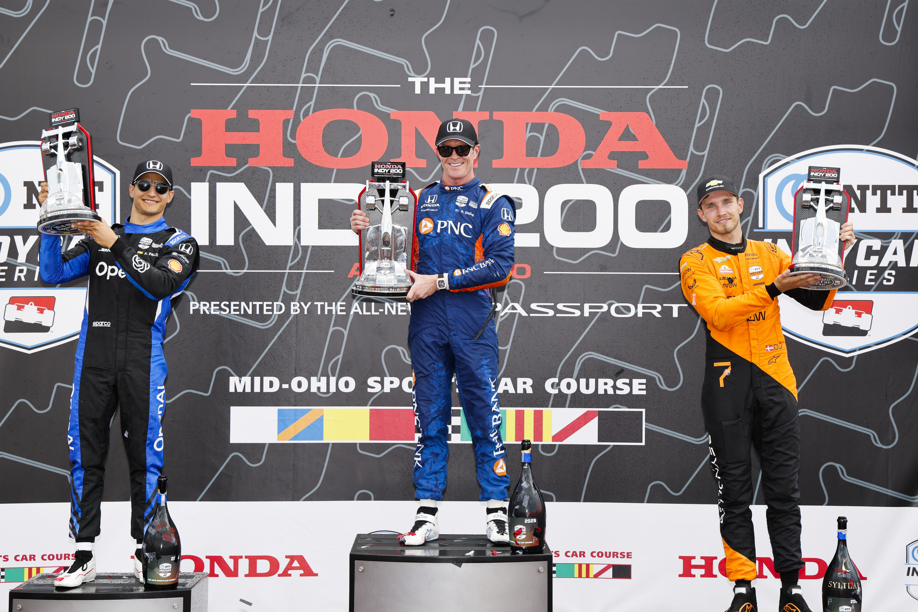 Álex Palou (left) on the podium of Mid Ohio, tenth career of the Indycar 2025
