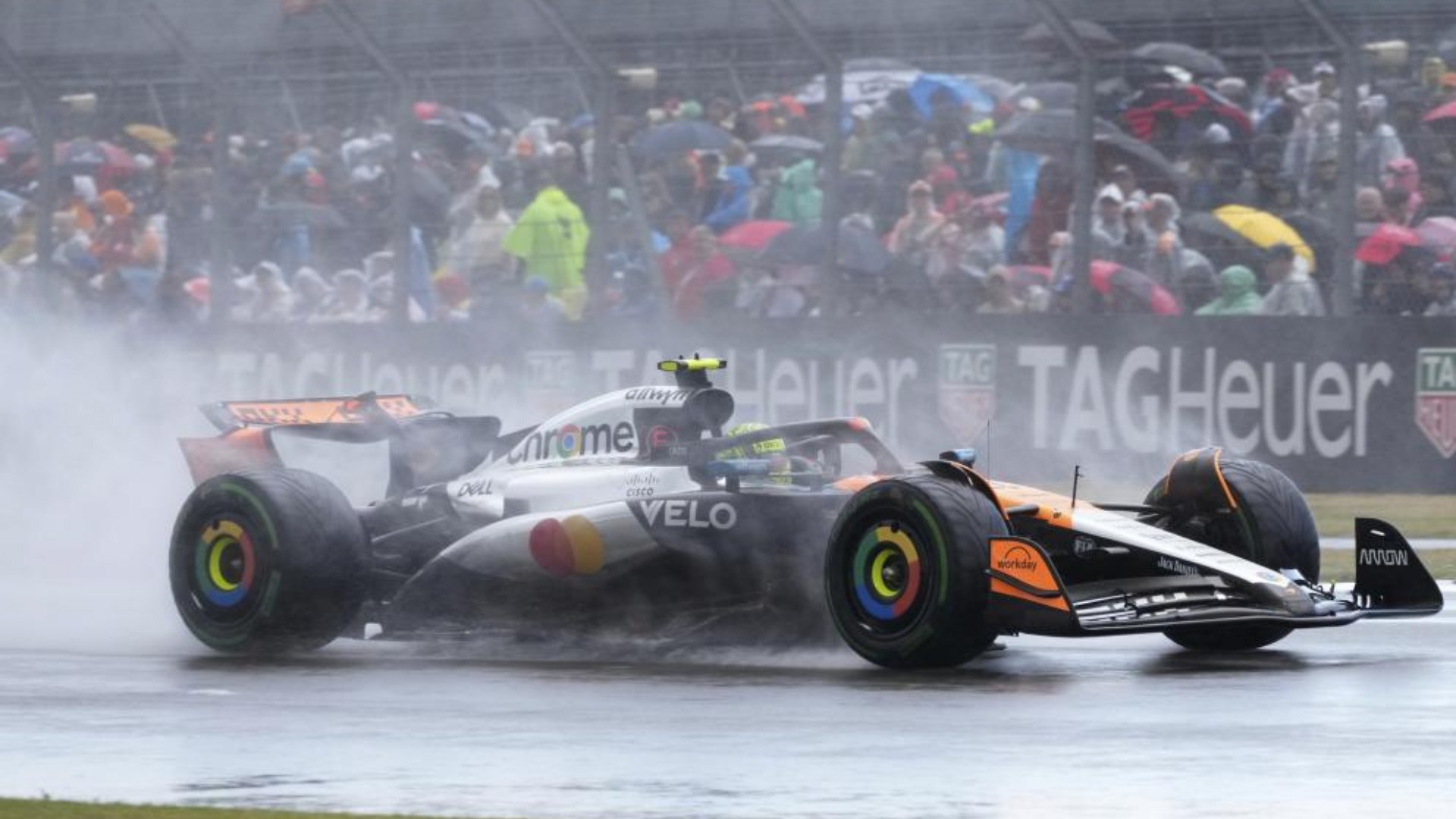 El británico venció el GP de Gran Bretaña con Alonso en los puntos