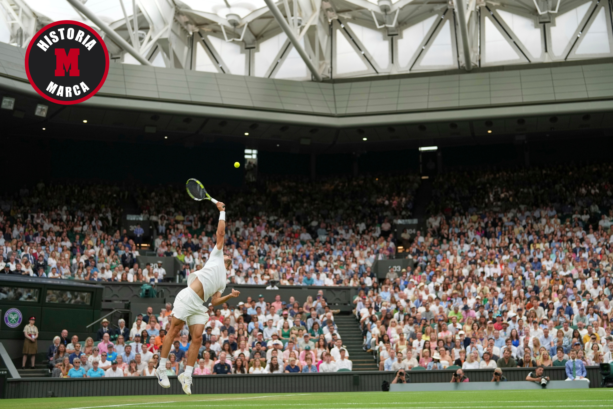 Carlos Alcaraz saca ante Rublev.