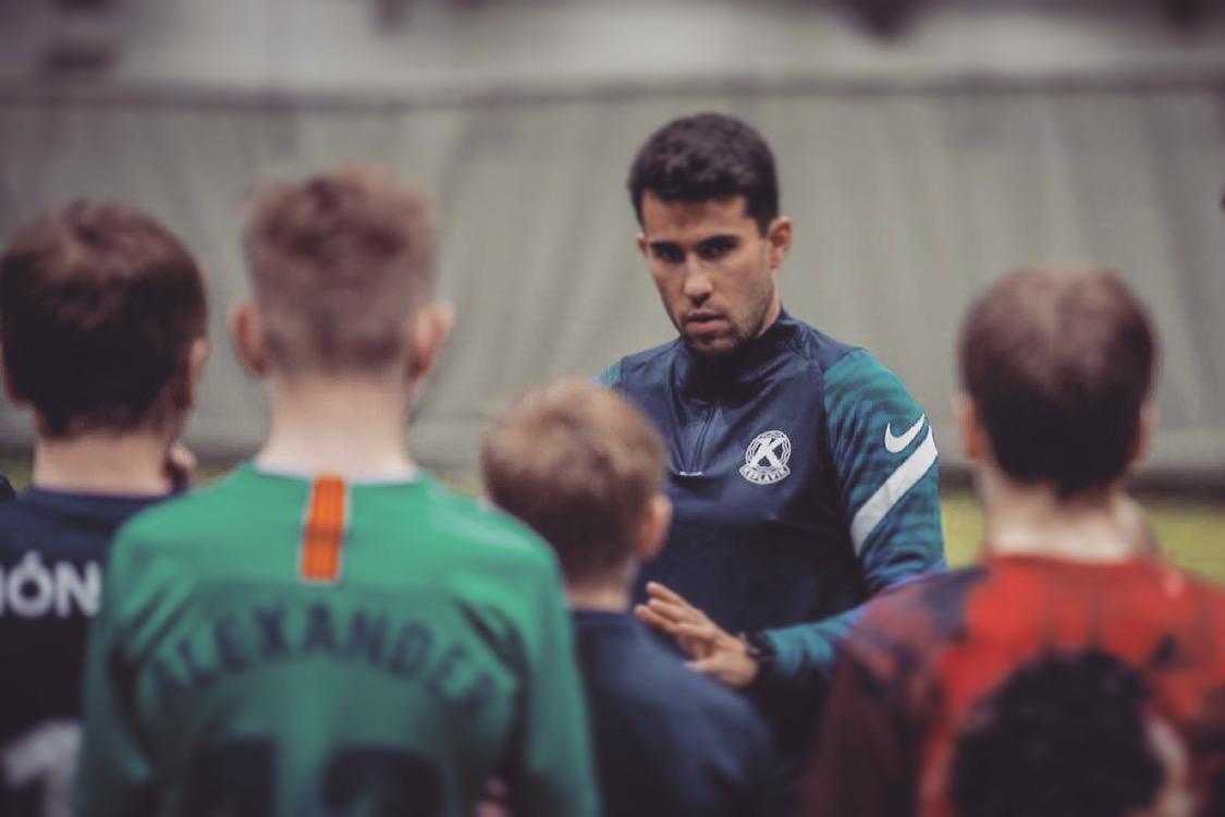 Nacho Heras giving a talk to his players during a training.