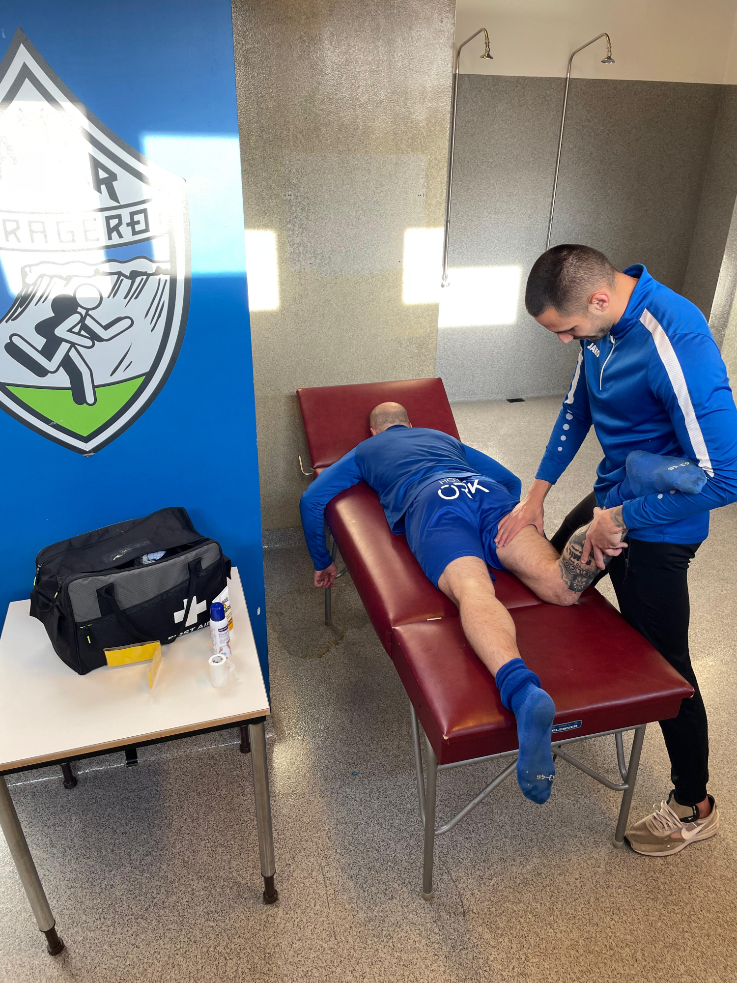 Gerard Tomàs conducting a physiotherapy session.