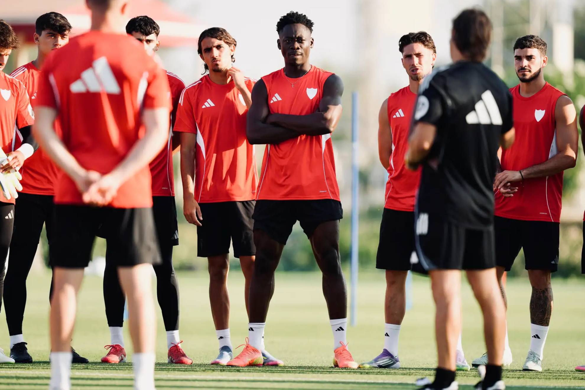 Almeyda se dirige a los jugadores antes de un entrenamiento.