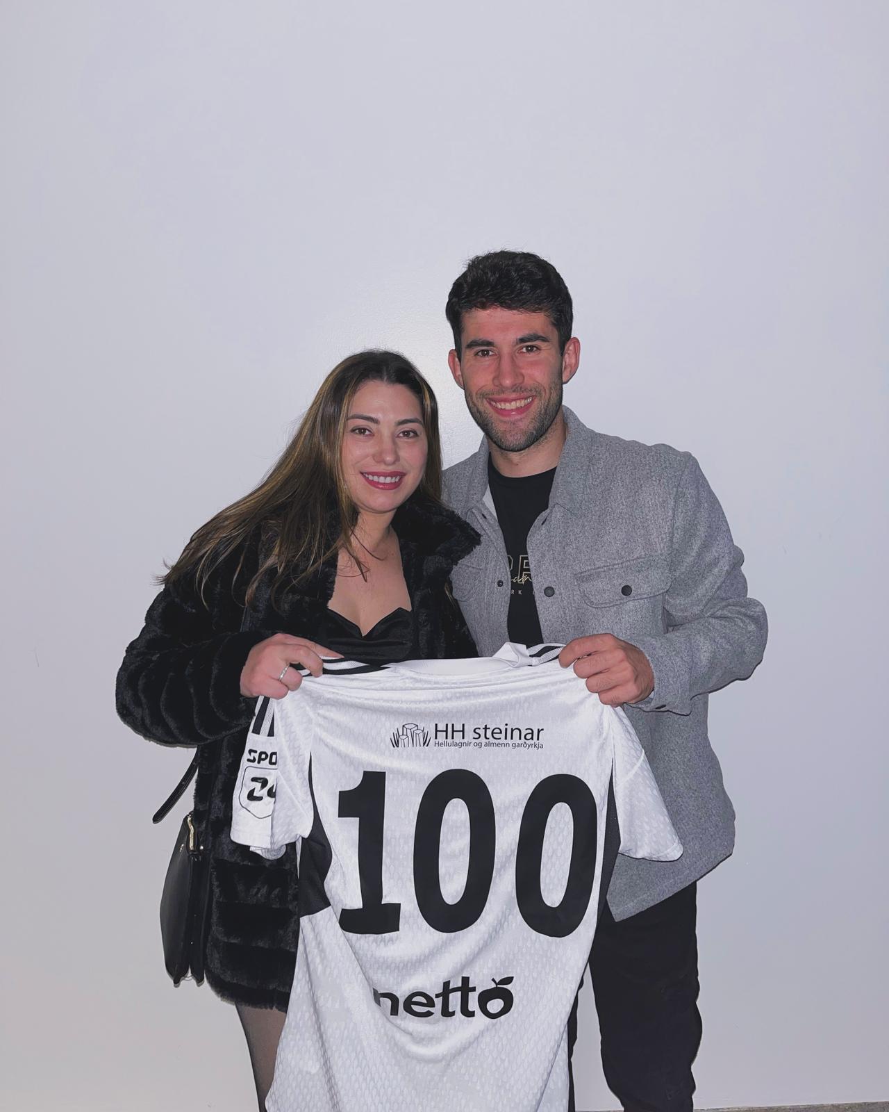 Nacho Heras posing with his partner after meeting the 100 games with the Keflavík íf.