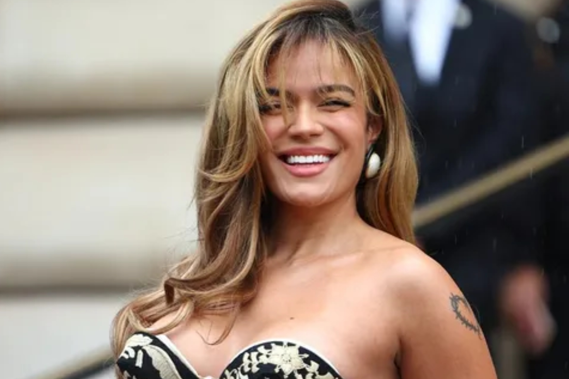 Karol G y su odisea en el desfile de Schiaparelli en París: la lluvia y un  vestido ajustado, los culpables