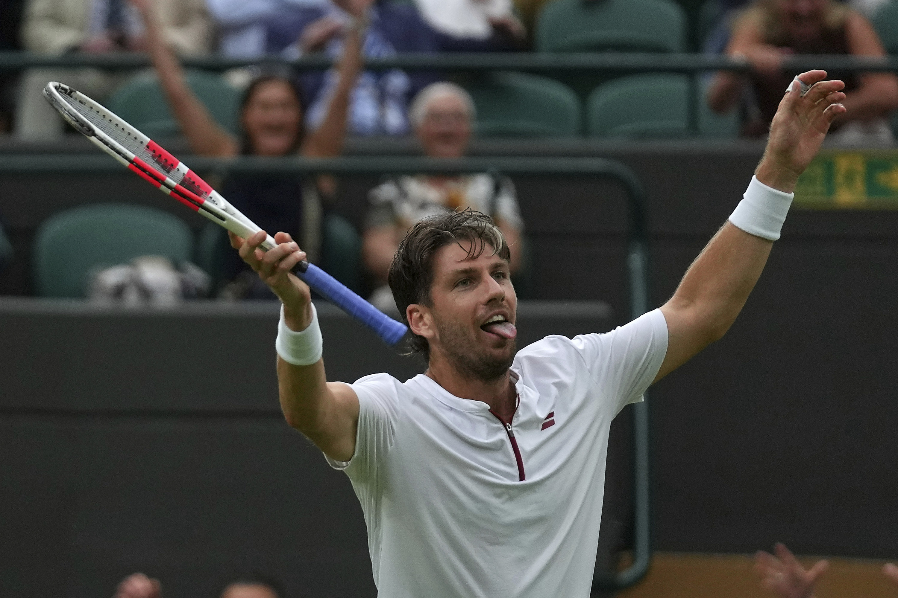 Cameron Norrie celebrates her pass to the quarterfinals of Wimbledon.